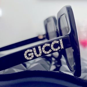Oversize rectangular sunglasses with crystal Gucci on the arms.